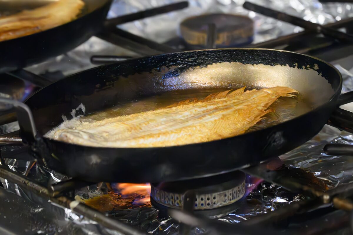 Sole meunière délicatement cuisinée – un poisson tendre, accompagné de beurre noisette et de saveurs raffinées